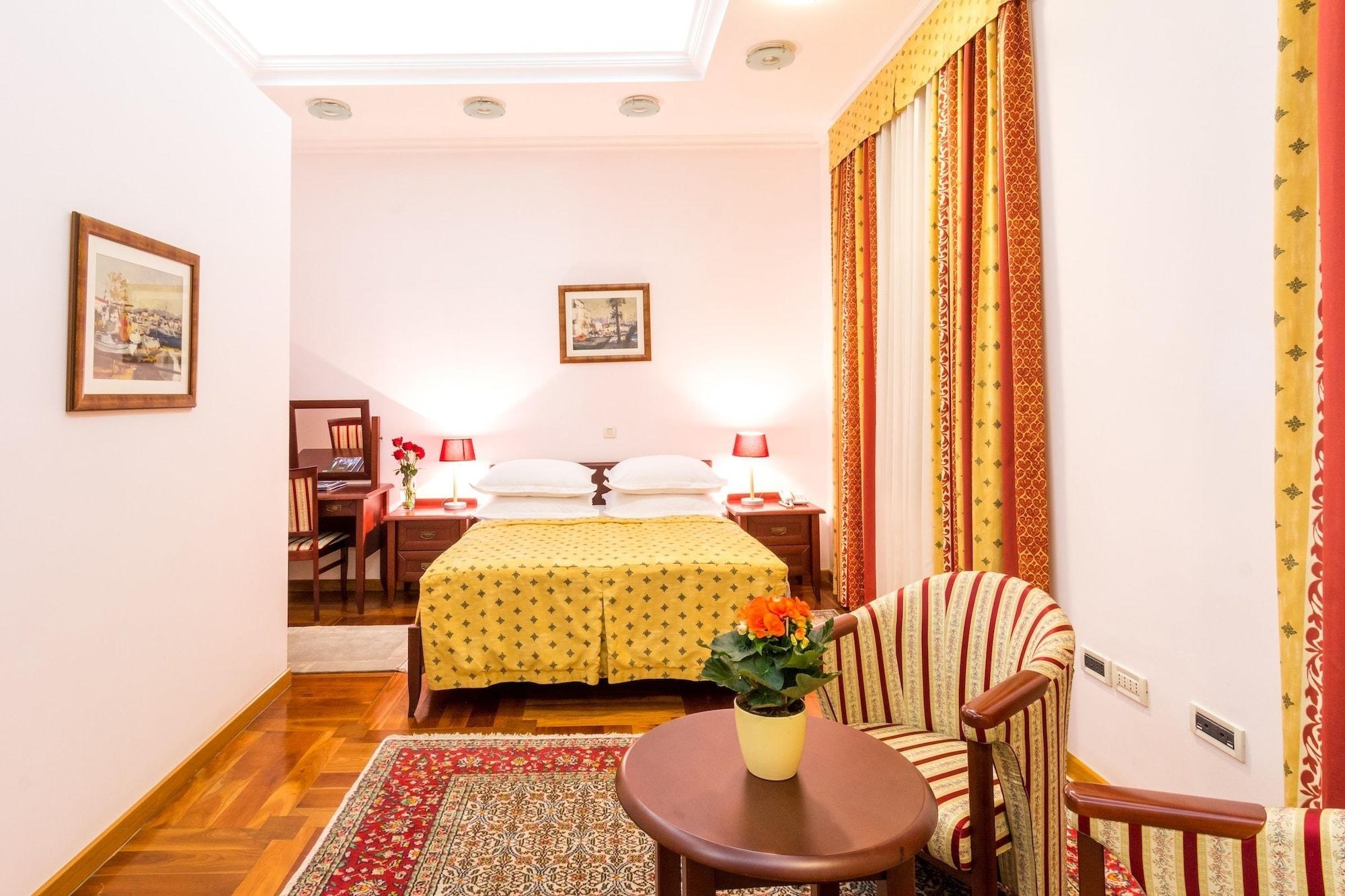 Palazzo President Hotel สปลิท ภายนอก รูปภาพ