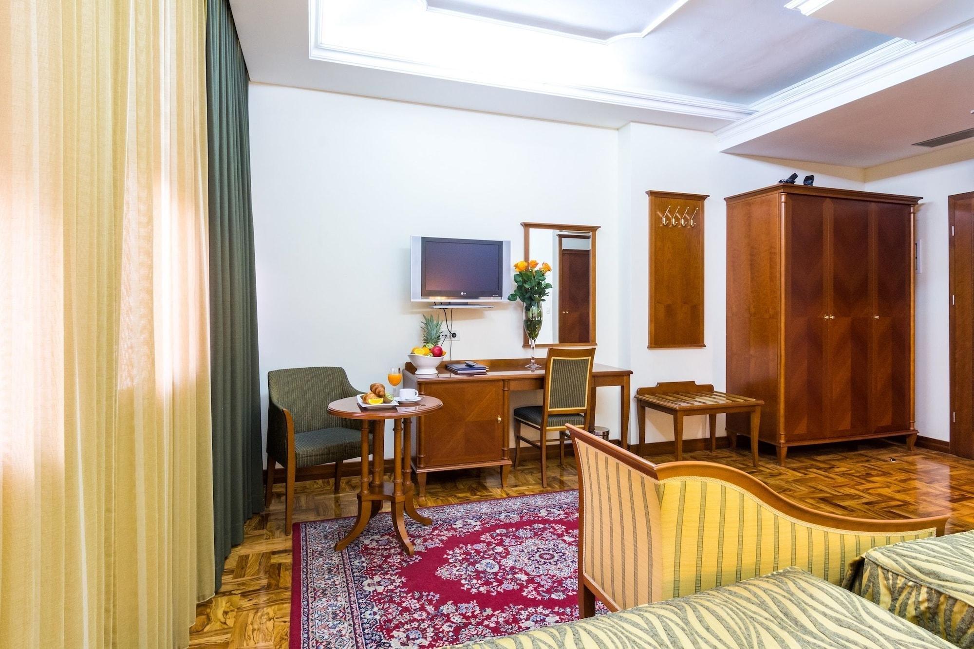Palazzo President Hotel สปลิท ภายนอก รูปภาพ